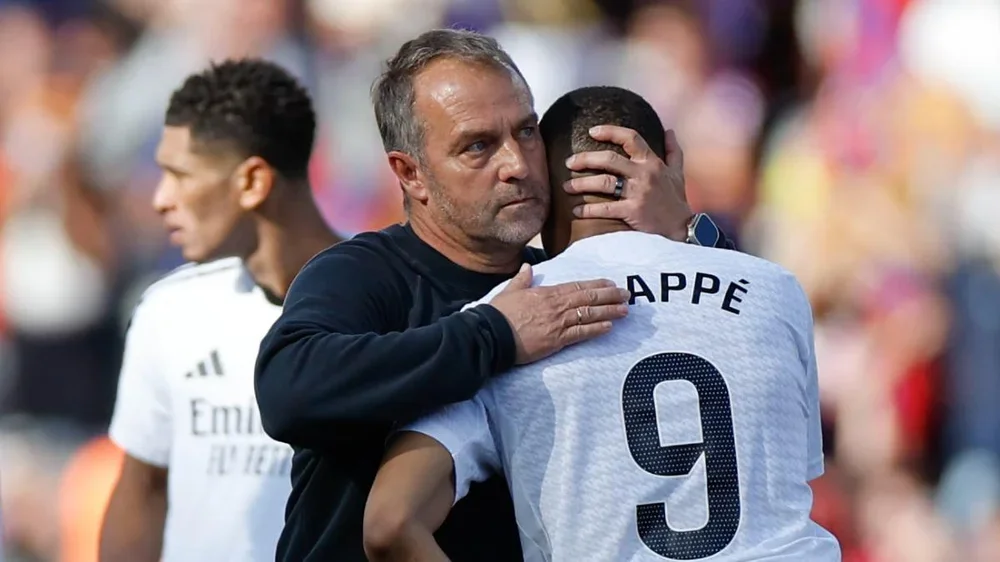 Flick abraza a Mbappé