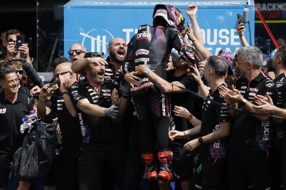 Le Mans (France), 09/05/2026.- Aprilia Racing rider Jorge Martin of Spain celebrates his win with team members following the Sprint race of the French Motorcycling Grand Prix in Le Mans, France, 09 May 2026. (Motociclismo, Francia, España) EFE/EPA/YOAN VALAT
